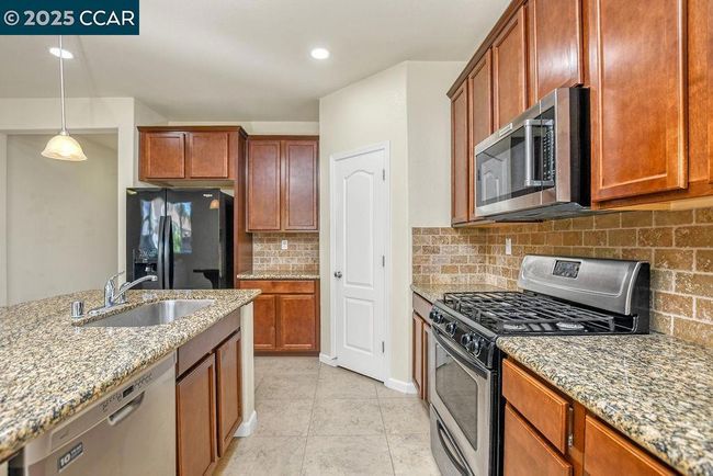 1410 Big Redwood Dr, House other with 4 bedrooms, 3 bathrooms and 2 parking in Oakley CA | Image 9