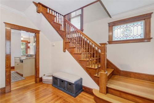 8 Bush St, Newport, RI, 02840-2704 | Card Image