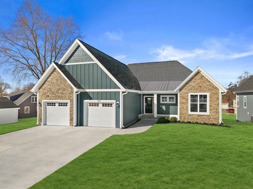 327 Sandy Circle, Pewaukee, WI, 53072 | Card Image