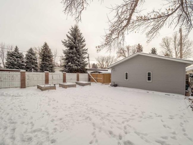 1806 14 Avenue S, Home with 4 bedrooms, 2 bathrooms and 3 parking in Lethbridge AB | Image 37