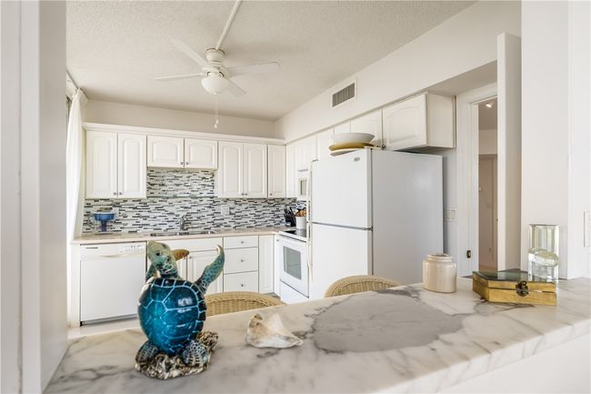APT-702S - 3554 Ocean Dr, House attached with 2 bedrooms, 2 bathrooms and null parking in Vero Beach FL | Image 16
