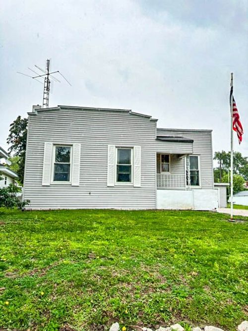 326 Richmond Ave, Taylorville, IL, 62568-9031 | Card Image