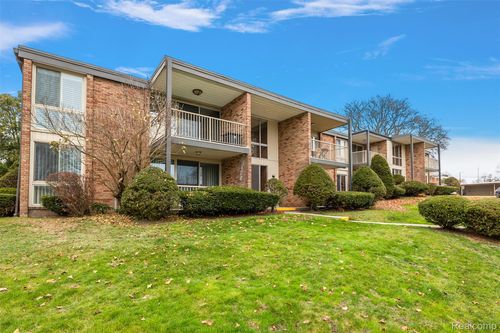 201-4047 W Maple Rd, Bloomfield Hills, MI, 48301-3110 | Card Image