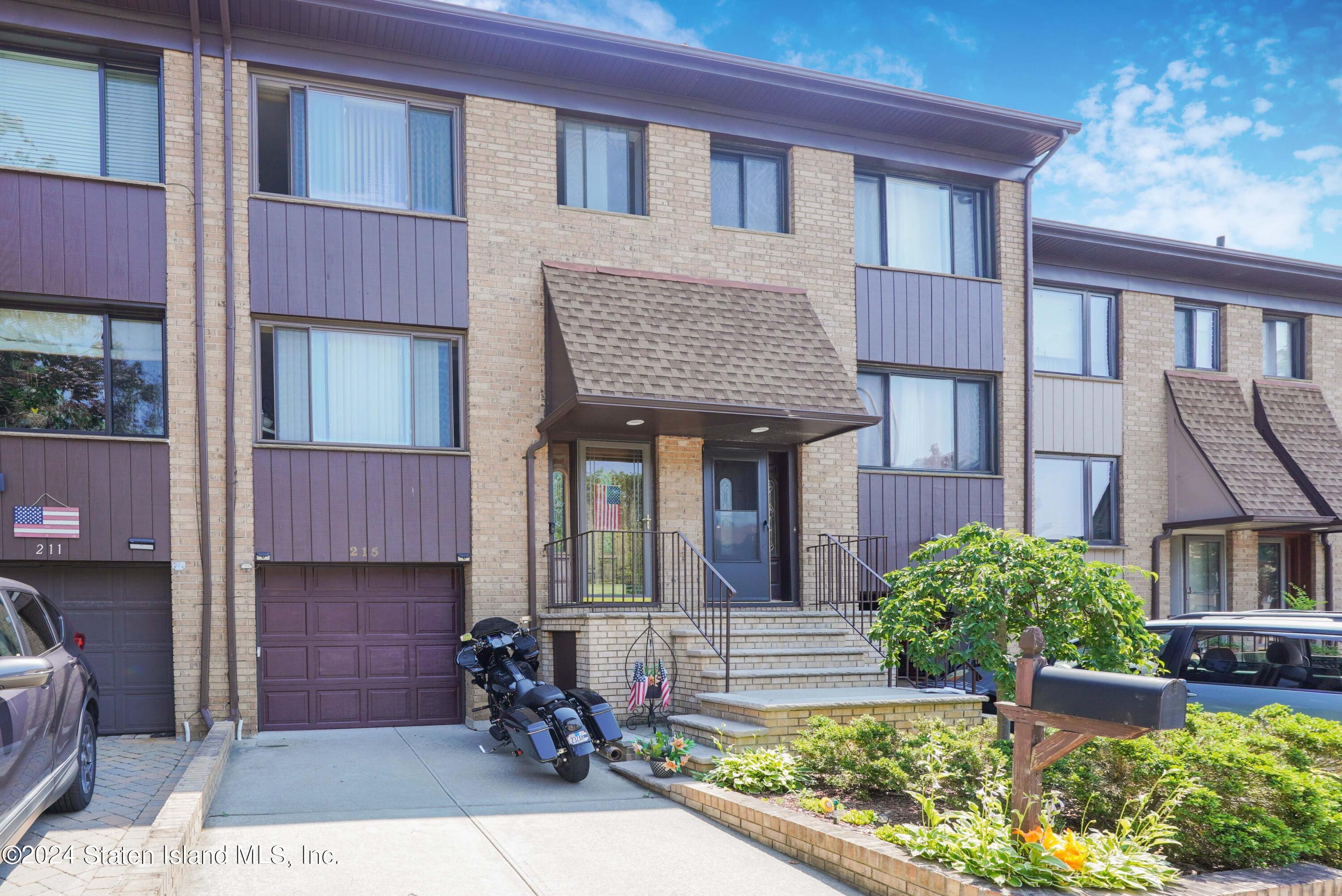 Grasmere Dr, Staten Island, NY 10305