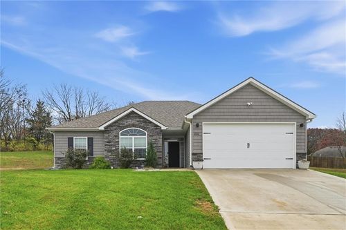 484 Olive Ct, Warrensburg, MO, 64093-9103 | Card Image
