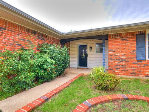 411 Oak Creek Drive, Yukon, OK, 73099 | Card Image