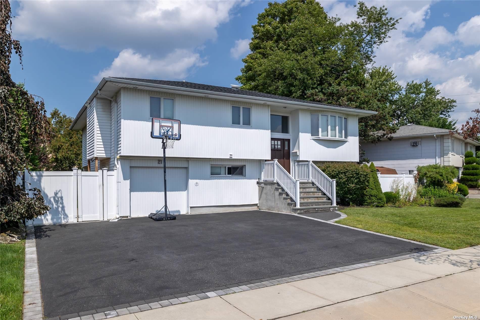 Keats Ct, Bethpage, NY 11714