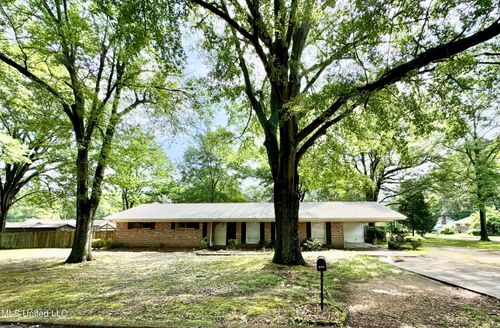 305 N Heard St, Senatobia, MS, 38668-2217 | Card Image
