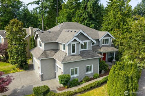 1122 140th Ave Se, Bellevue, WA, 98005-3755 | Card Image