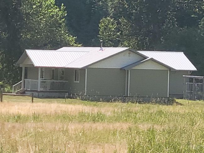 View of front facade featuring a metal roof and covered porch | Image 28