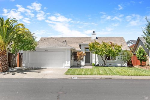 6137 Amie Dr, Windsor, CA, 95492-8663 | Card Image