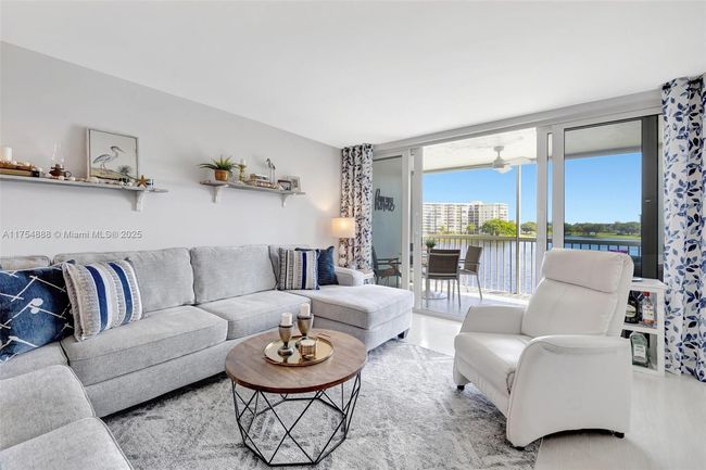 APT-305 - 3091 N Course Dr, Condo with 2 bedrooms, 2 bathrooms and null parking in Pompano Beach FL | Image 6
