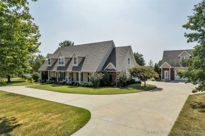 Circle driveway and entrance to back | Image 2