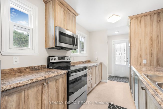68 Boyd St, House attached with 3 bedrooms, 1 bathrooms and 4 parking in Vankleek Hill ON | Image 6