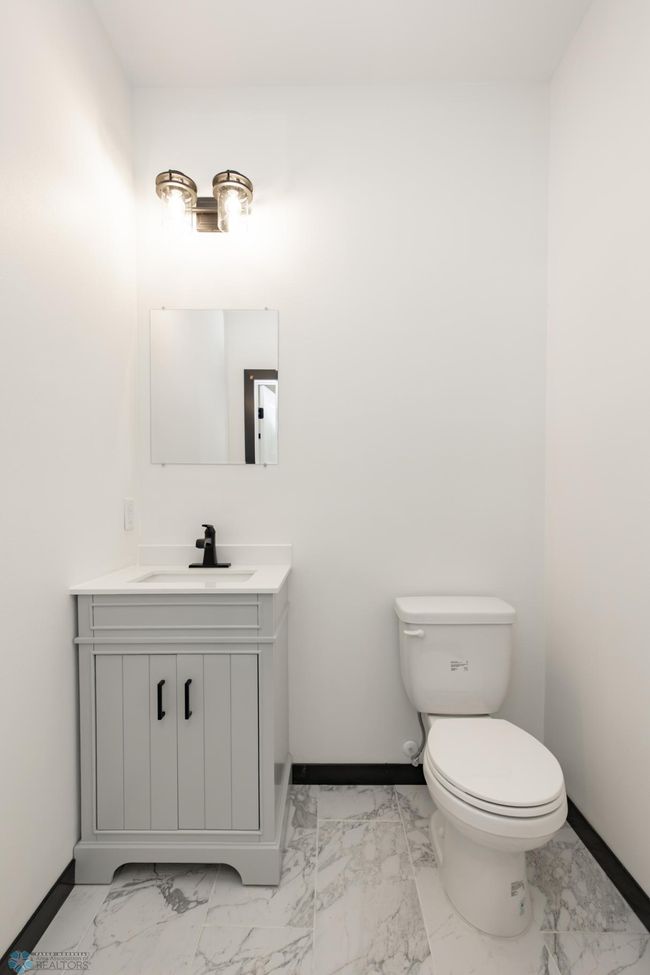 Bathroom 3 - Half | Image 53