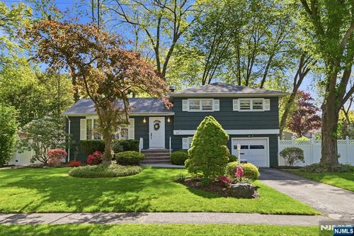 291 S Chestnut St, Twp Washingtn, NJ, 07676-4915 | Card Image
