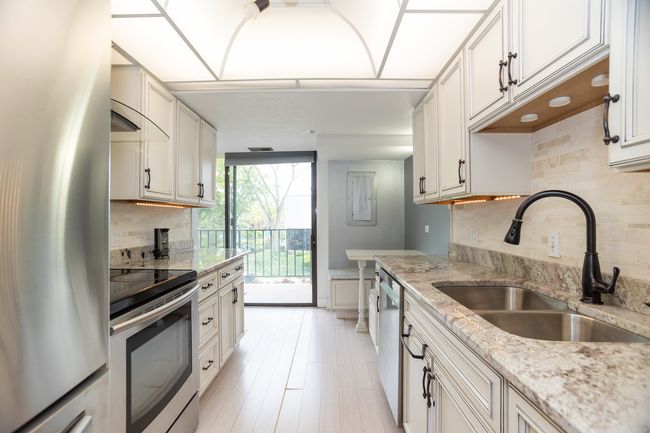 APT-208 - 2 S Atrium Way, Condo with 1 bedrooms, 2 bathrooms and 2 parking in Elmhurst IL | Image 12