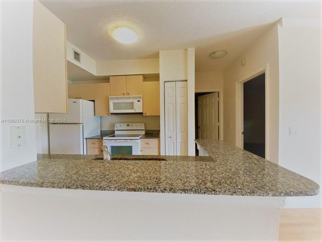 APT-102 - 2424 Centergate Dr, Condo with 1 bedrooms, 1 bathrooms and null parking in Miramar FL | Image 5