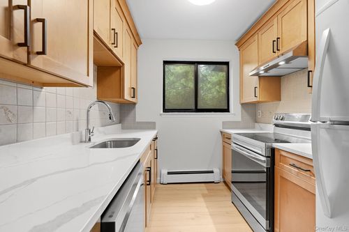 apt-221-500 Central Park Ave, Scarsdale, NY, 10583-1082 | Card Image