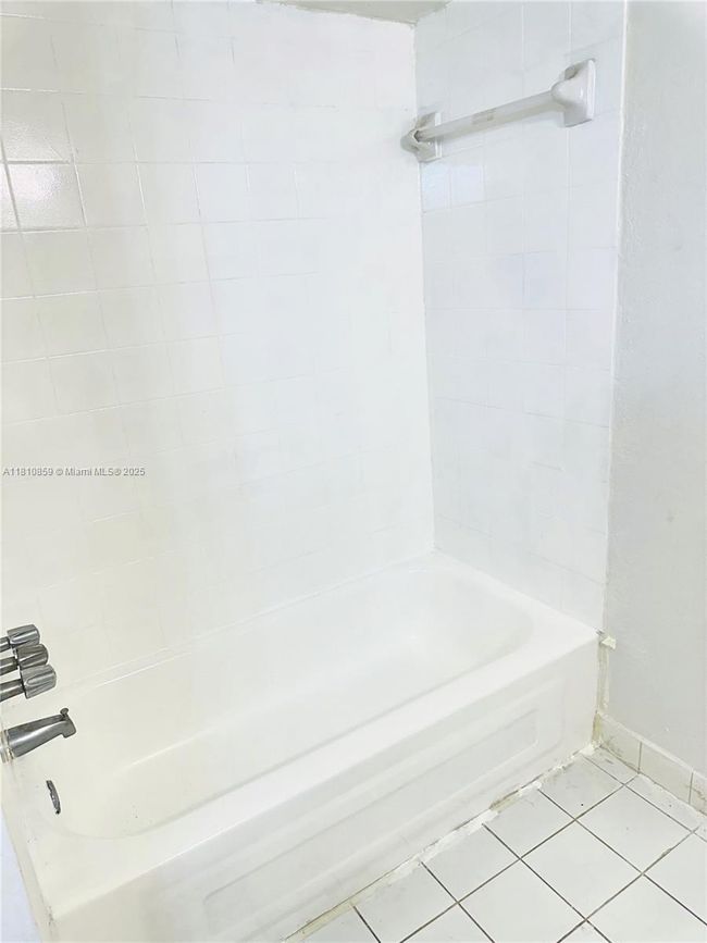 APT-308 - 4205 N University Dr, Condo with 2 bedrooms, 2 bathrooms and null parking in Sunrise FL | Image 8