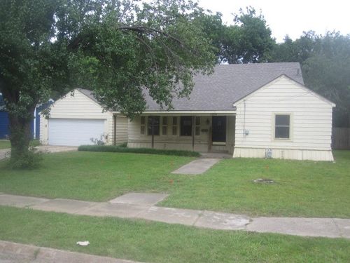 1104 Park Ave, Bonham, TX, 75418-3128 | Card Image