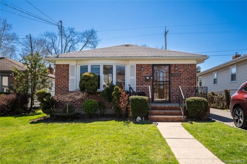 22236 41st Rd, Bayside, NY, 11361-2422 | Card Image
