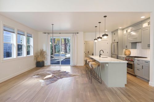 2424 Nw Crossing Dr, Bend, OR, 97703-6736 | Card Image