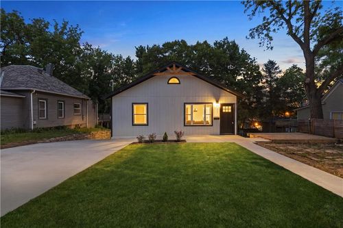 111 Emerson Ave, Bonner Springs, KS, 66012-1113 | Card Image