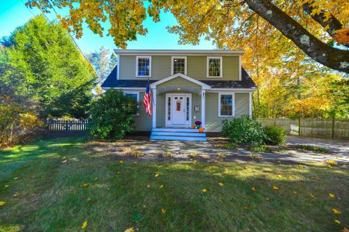 10 Maplecrest Street, Newmarket, NH, 03857 | Card Image