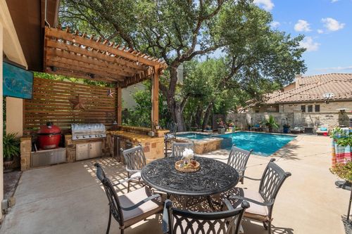 7 Sunview Rd, The Hills, TX, 78738-1528 | Card Image