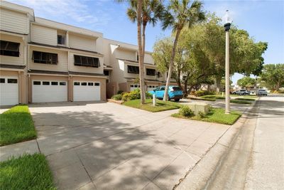 13914 Lake Point Drive, Townhouse with 2 bedrooms, 2 bathrooms and null parking in CLEARWATER FL | Image 3