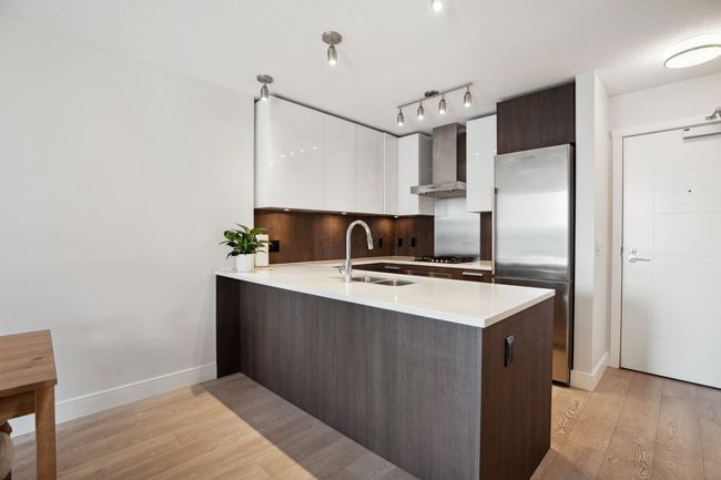 1708 - 3007 Glen Dr, Condo with 1 bedrooms, 1 bathrooms and 1 parking in Coquitlam BC | Image 9