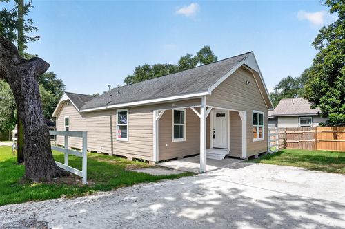 106 S 9th St, Highlands, TX, 77562-3505 | Card Image