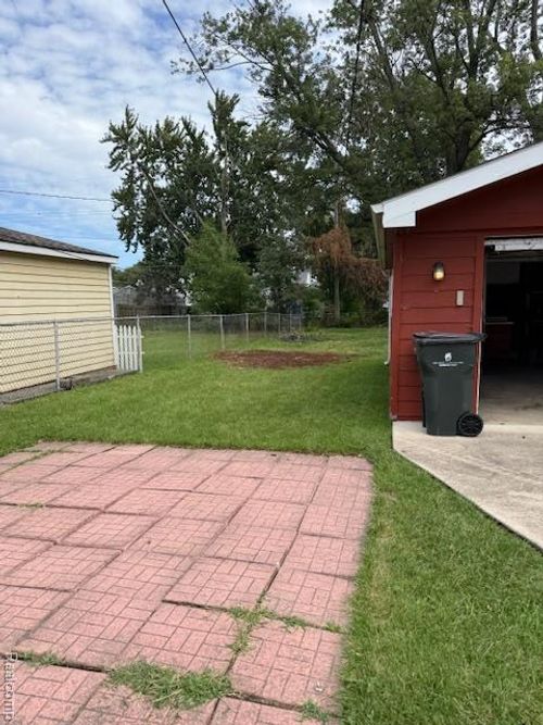 22107 Downing St, Saint Clair Shores, MI, 48080-3917 | Card Image