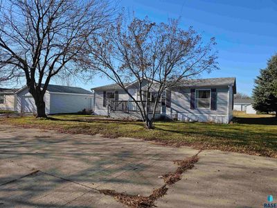 909 Teal St, House other with 3 bedrooms, 2 bathrooms and null parking in Sioux Falls SD | Image 1