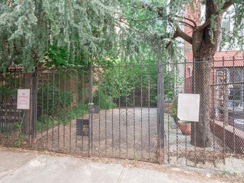 811 Greene Ave, Brooklyn, NY, 11221-1915 | Card Image