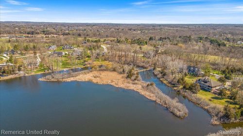 10468 Oak Shore Dr, South Lyon, MI, 48178-9088 | Card Image