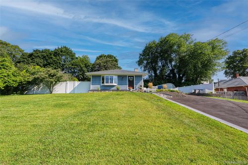 37 Wyandotte St, Selden, NY, 11784-4026 | Card Image