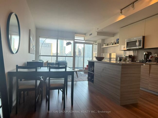 1611 - 210 Simcoe St, Condo with 2 bedrooms, 1 bathrooms and null parking in Toronto ON | Image 4