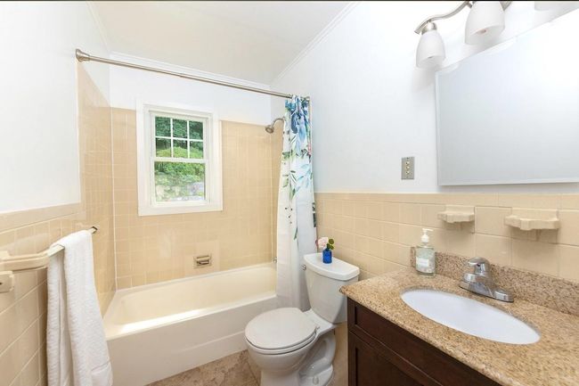 Hall Bathroom | Image 16