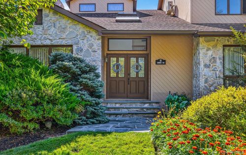 1 Ellen Ct, Glen Cove, NY, 11542-1471 | Card Image