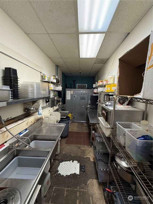 Back of the house. Cleaning and storage. | Image 13