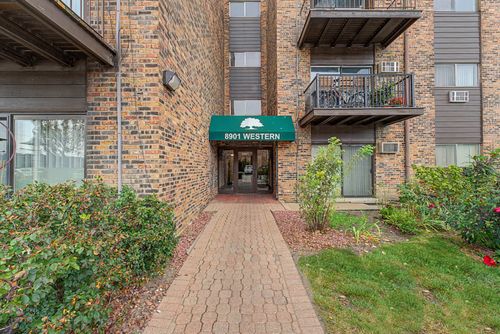 a104-8901 Western Ave, Des Plaines, IL, 60016-5570 | Card Image