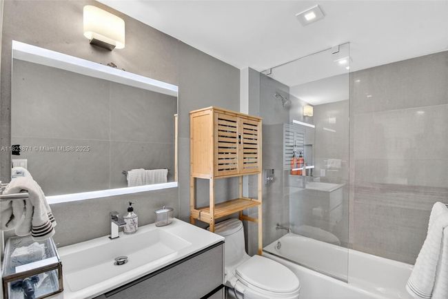 APT-1401 - 18671 Collins Ave, Condo with 3 bedrooms, 4 bathrooms and null parking in Sunny Isles Beach FL | Image 23