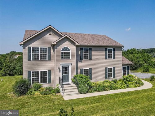 5948 Valley View Ct, Emerald, PA, 18080-3168 | Card Image