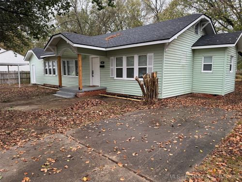 427 W 18th St, Ada, OK, 74820-7625 | Card Image