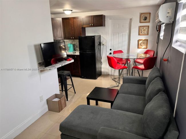 0 - 802 Nw 3 Rd Ter, House other with 1 bedrooms, 1 bathrooms and null parking in Hallandale Beach FL | Image 4