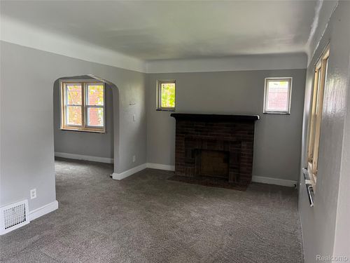 11851 College St, Detroit, MI, 48205-3373 | Card Image