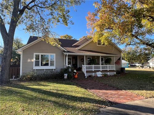 1116 N Buckeye St, Iola, KS, 66749-1827 | Card Image