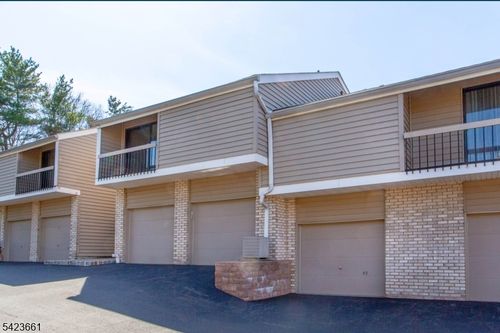 52 Hillside Ct, Clinton, NJ, 08809-1136 | Card Image